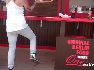 Minka macht Krissi den Berliner Curry -Stripe Tease