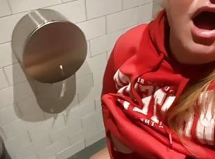 I FILM MYSELF WHILE I MASTURBATING IN PUBLIC TOILET