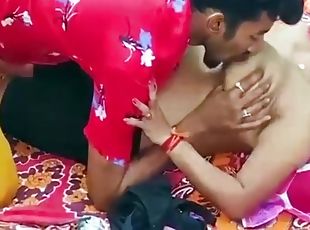 Husband Ke Sone Ke Bad Sexy Bhabi Ne Dewar Se Romance Kiya