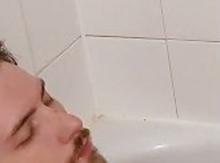 TikToker Jason Drake gets horny in the tub and jacks off until he cums