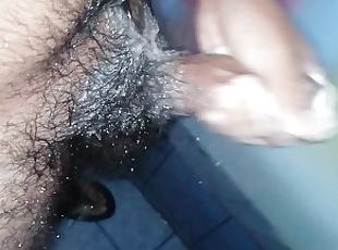 Hombre masturbandose en la ducha