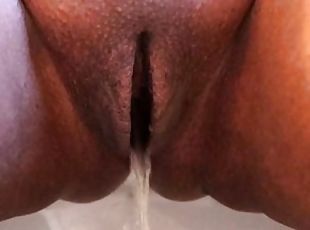 pissing, pussy, squirt, amatør, ebony, interracial, svart, barbert, våt