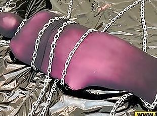 Fejira com Multi-layered stocking chains to tighten the bondage