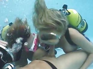 Sex Underwater 2 bigirls and man - Lesbian