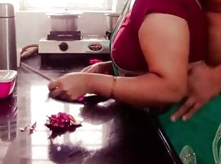 desi southeli maa arya ko kitchen me khaana pakathe huve jamkar chodha.