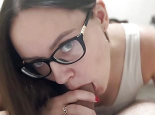 Nerdy chick shows off her cock-pleasing skills