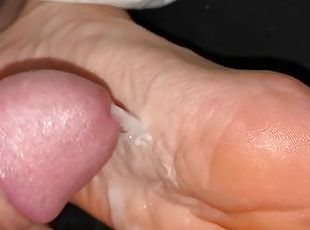 masturbation, amateur, mature, ejaculation-sur-le-corps, milf, pieds, ejaculation, pute, branlette-avec-les-pieds, jambes