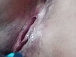 Latina putita se masturba con dildo pequeño