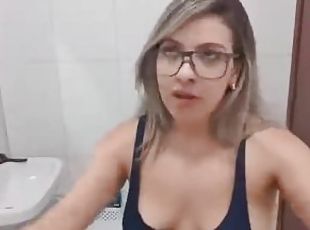 YouTuber gostosa sensualiza com os peitos balançando